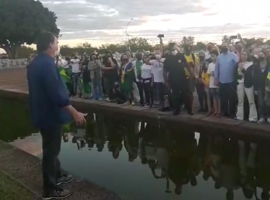 Bolsonaro diz tomar vermífugo contra a covid-19 e que o isolamento mata