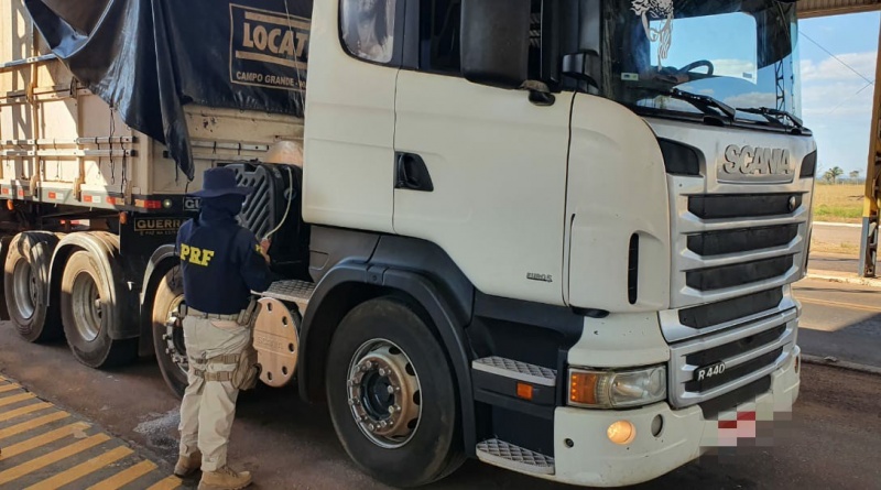 PRF apreende caminhão causando poluição em Pontes e Lacerda