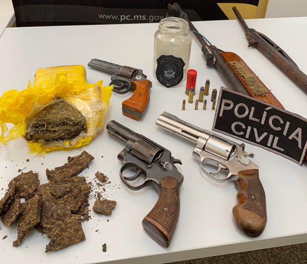 Polícia prende dois foragidos próximo a fronteira do Paraguai com armas e munições