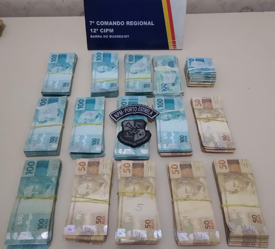 Motociclista é preso com R$ 120 mil após furar bloqueio policial