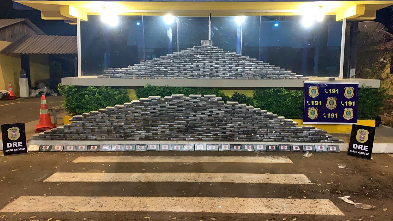 Polícia Civil e PRF apreendem 460 tabletes de cocaína escondida em carga de algodão