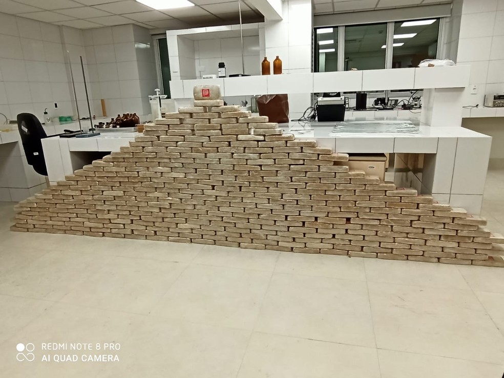 Motorista é preso com 330 kg de cocaína em fundo falso de caminhão