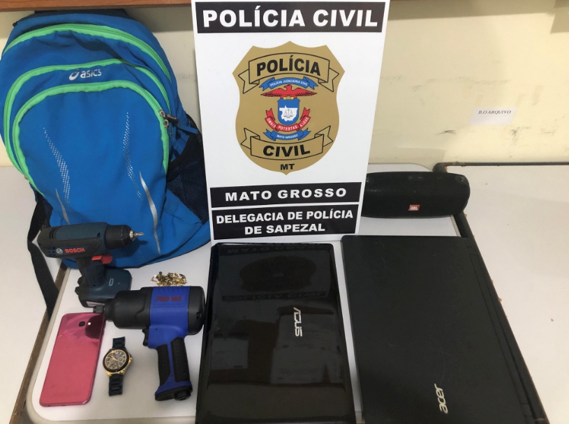 Polícia Civil cumpre mandados contra homem e mulher envolvidos em roubos de caminhonetes