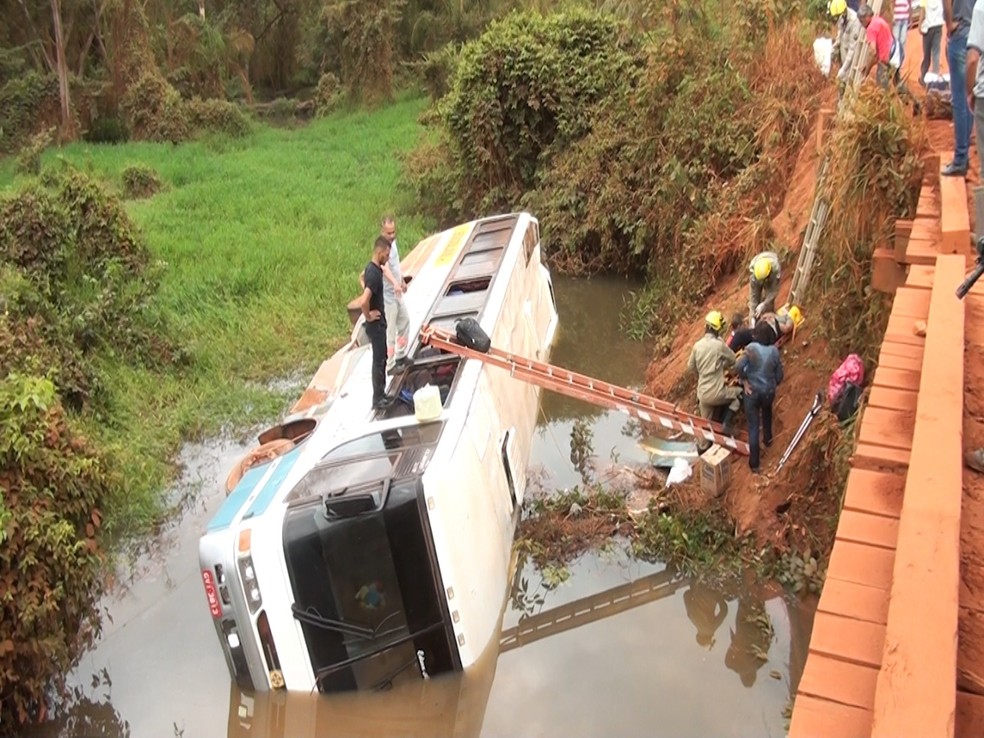 Cinco passageiros ficam feridos após ônibus cair de ponte em estrada em Pontes e Lacerda