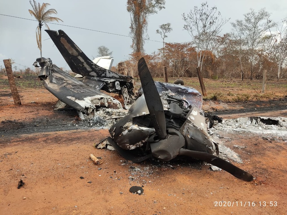 Vila Bela da SS. Trindade: Avião boliviano bate em poste, explode e piloto morre na fronteira