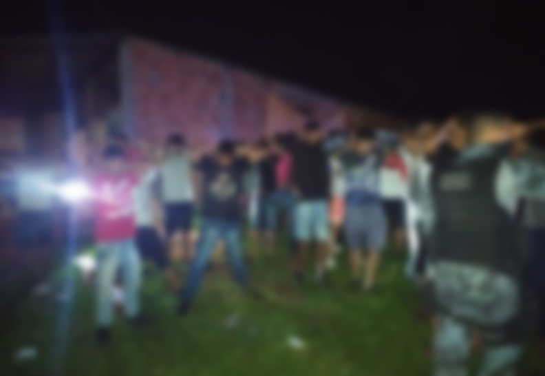 Polícia interrompe festa de facção criminosa com venda de drogas e apreende quatro adolescentes