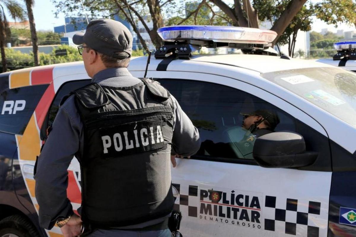 Menina de 15 anos tenta matar a mãe com facão e ameaça policiais