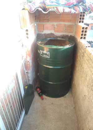 Menino de 11 anos é acorrentado em tambor
