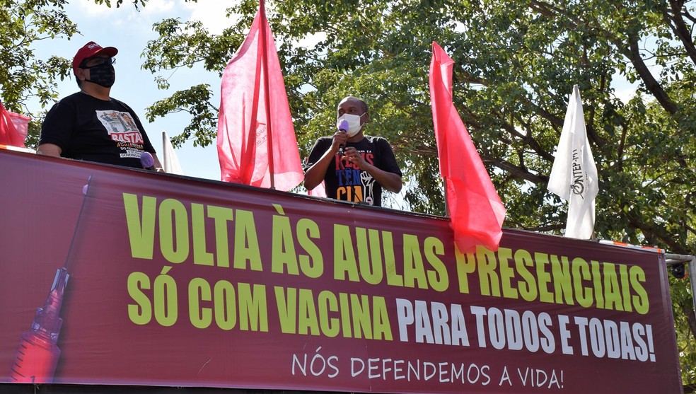 Cerca de 30 professores morreram com Covid em MT e sindicato pede que aulas presenciais só voltem após vacinação dos profissionais