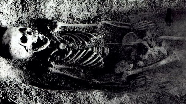 Esqueleto humano de 300 anos com pássaro na boca intriga arqueólogos