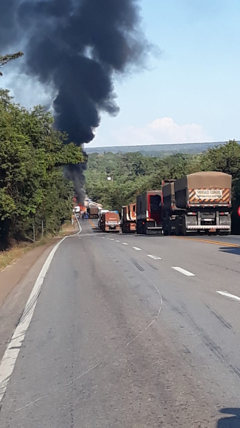 Motoristas morrem em acidente envolvendo 3 carretas, carro e van