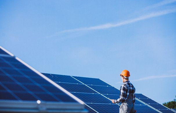 Deputados derrubam veto do governo a projeto que proíbe taxação da energia solar em MT