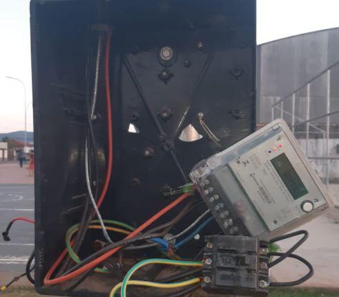 Vândalos “detonam” equipamento de energia na Praça da Liberdade em Pontes e Lacerda; assista o vídeo