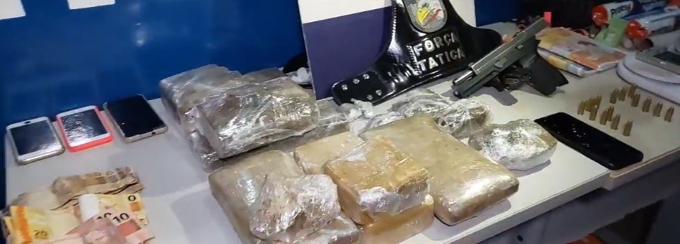 Ponto de distribuição de drogas de facção criminosa é estourado pela PM em Pontes e Lacerda