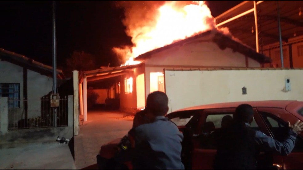 Idoso morre carbonizado e outras 2 pessoas são resgatadas de incêndio que destruiu casa em Mirassol D’Oeste; vídeo mostra residência em chamas