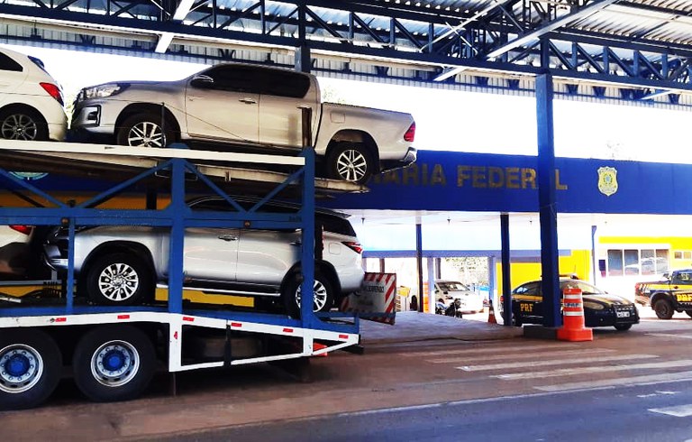 PRF recupera caminhonete com registro de furto/roubo sendo transportada em caminhão “cegonha”; o veículo vinha de São Paulo e tinha como destino a cidade de Pontes e Lacerda