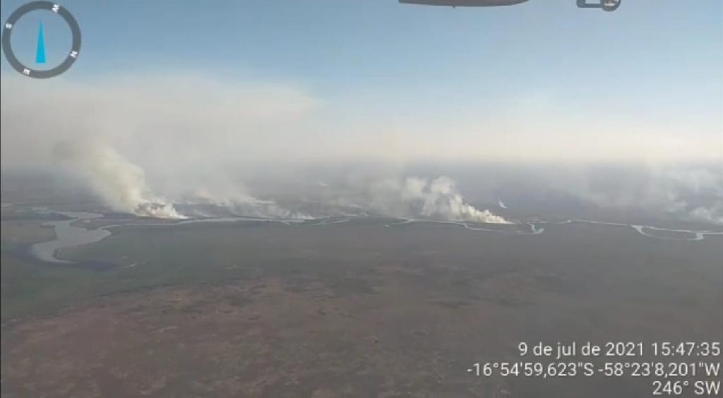 Corpo de Bombeiros de Mato Grosso monitora incêndio florestal na Bolívia