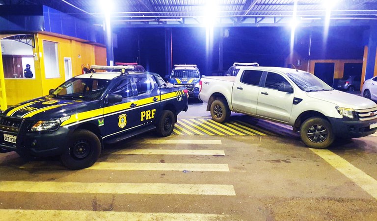 PRF de Pontes e Lacerda recupera caminhonete roubada de família que estava mantida em cárcere privado