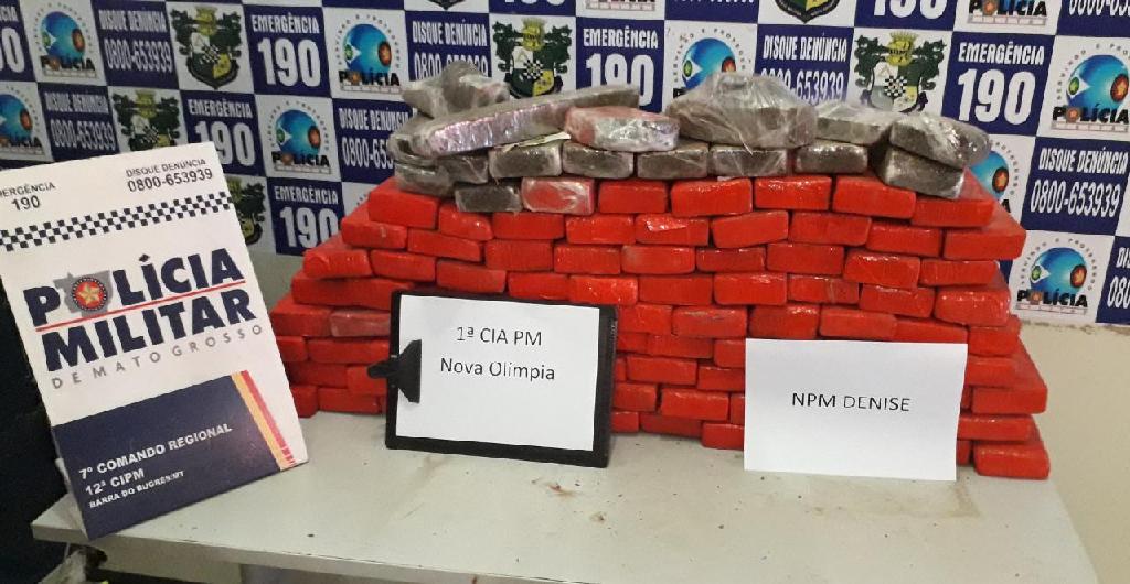 Policiais recuperam carro roubado e apreendem mais de 90 kg de maconha