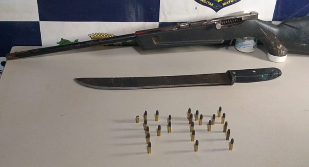 Homem não aceita o fim do relacionamento, efetua disparo de arma de fogo contra o portão da casa da ex-sogra e acaba detido pela PM em Pontes e Lacerda