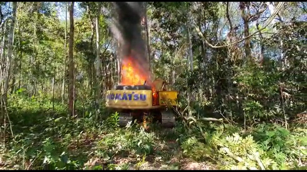 Ibama retira garimpeiros em terra indígena e queima 7 maquinários em Pontes e Lacerda