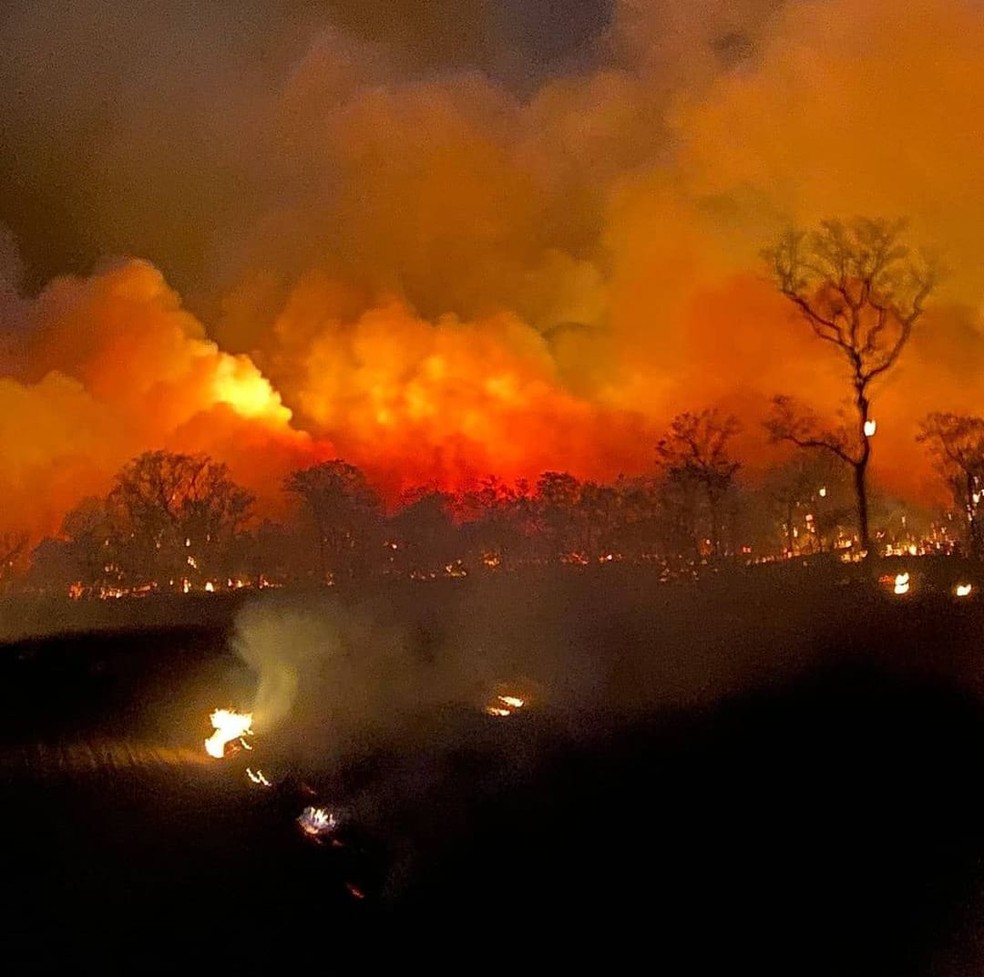 Bombeiros tentam controlar incêndios em pelo menos 5 municípios da Região Oeste de MT