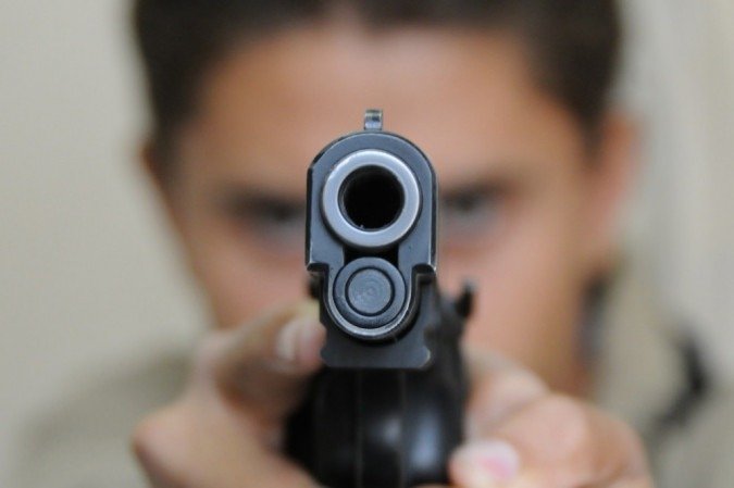 Homem tenta atirar contra casal em Pontes e Lacerda mas arma falha e atirador foge
