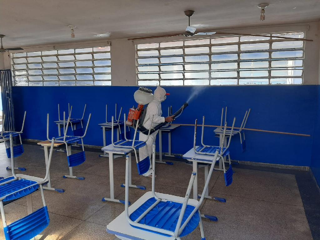 Presos fazem limpeza e desinfecção em três escolas públicas no Araguaia