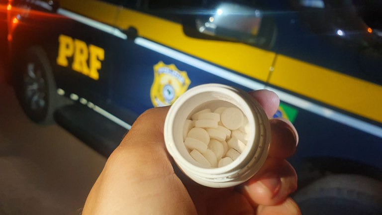 Durante abordagem, PRF localiza comprimidos de anfetaminas dentro da cabine de caminhão