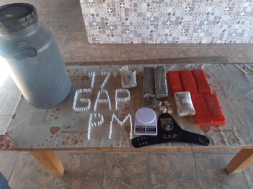 PM apreende tabletes de droga dentro de galão e 179 pinos para embalo em São José dos Quatro Marcos