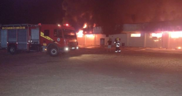 Incêndio atinge alojamentos do frigorífico da JBS em Pontes e Lacerda
