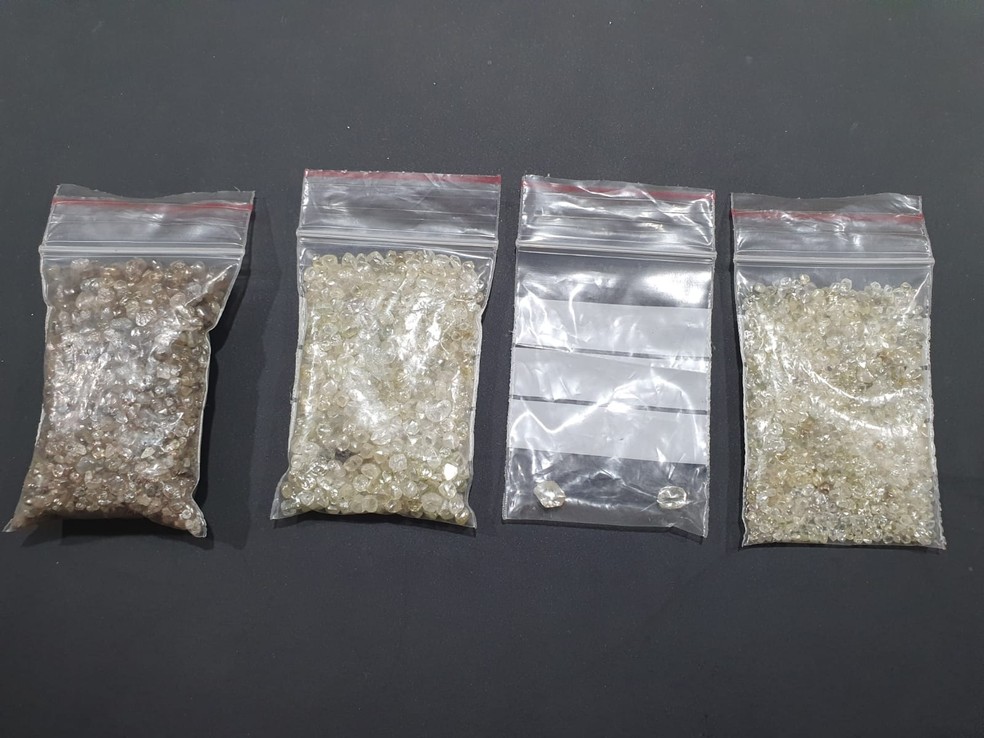 Policial e passageiro são presos com diamantes sem documentação