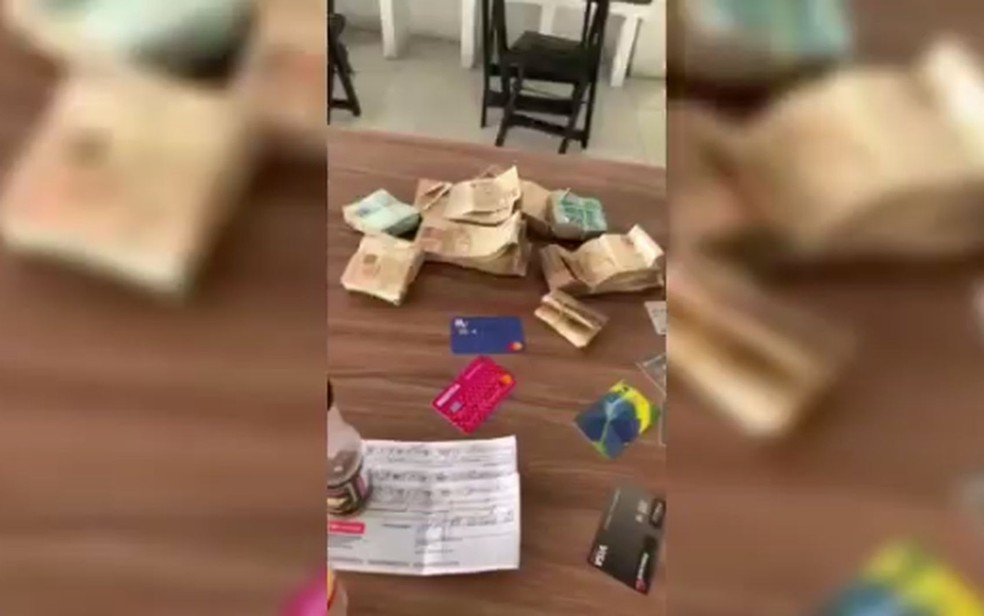 Garçom encontra mochila com R$ 240 mil em churrascaria no interior de Sergipe e devolve ao dono