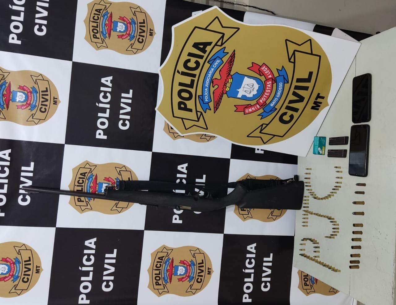 Polícia Civil prende suspeito com arma e munições durante cumprimentos de dois mandados de buscas