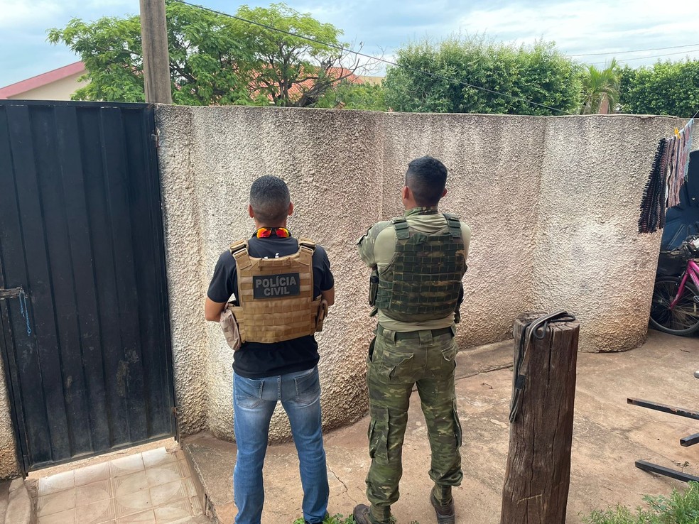 Polícia Civil faz busca e apreensão durante operação contra o tráfico de drogas