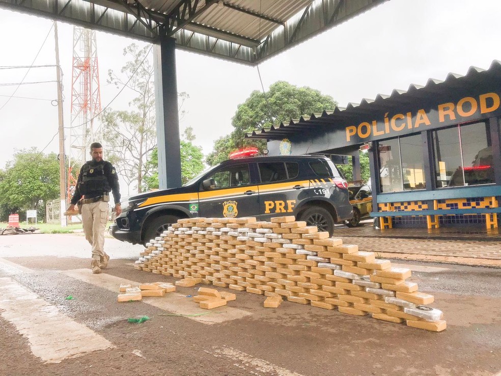 Casal é preso transportando 350 kg de cocaína escondidos em carga de inhame