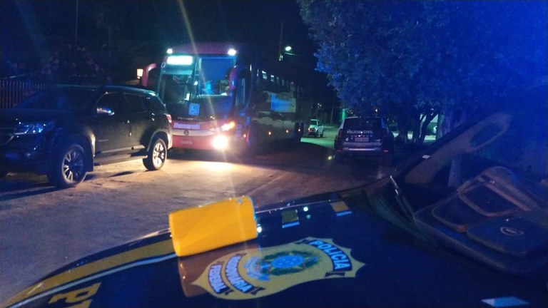 Tablete de droga é localizado pela PRF em ônibus na cidade de Glória D’Oeste