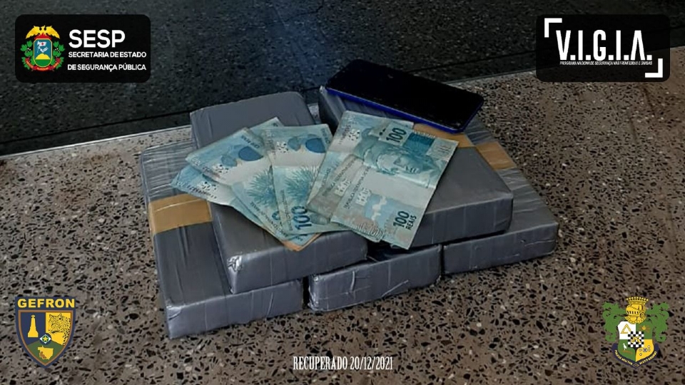 Bolivianos são presos com carga de cocaína avaliada em R$ 100 mil dentro de táxi