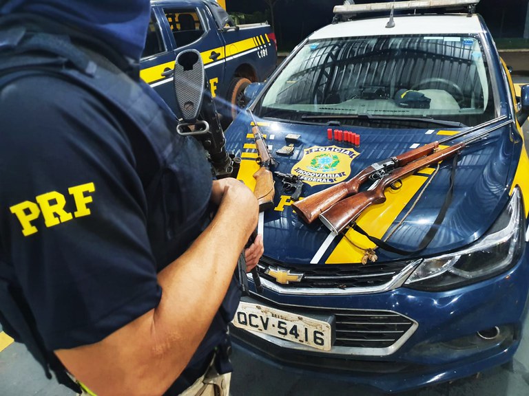 Homens são detidos pela PRF em Pontes e Lacerda por porte de arma de fogo ilegal