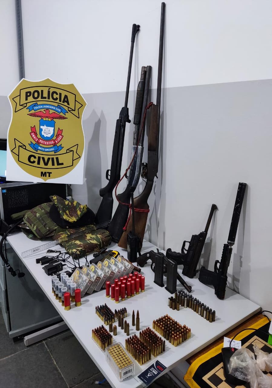Após cumprimento de mandados judiciais em Pontes e Lacerda contra alvos investigados por homicídios, armas, munições e acessórios são aprendidos