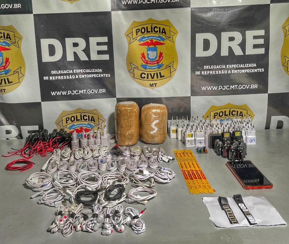 Jovem suspeita de distribuir drogas e celulares em presídios é presa