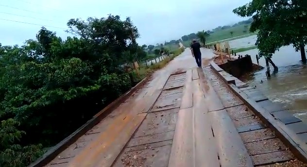 Fortes chuvas causam alagamentos na região do Córrego da Onça em Pontes e Lacerda