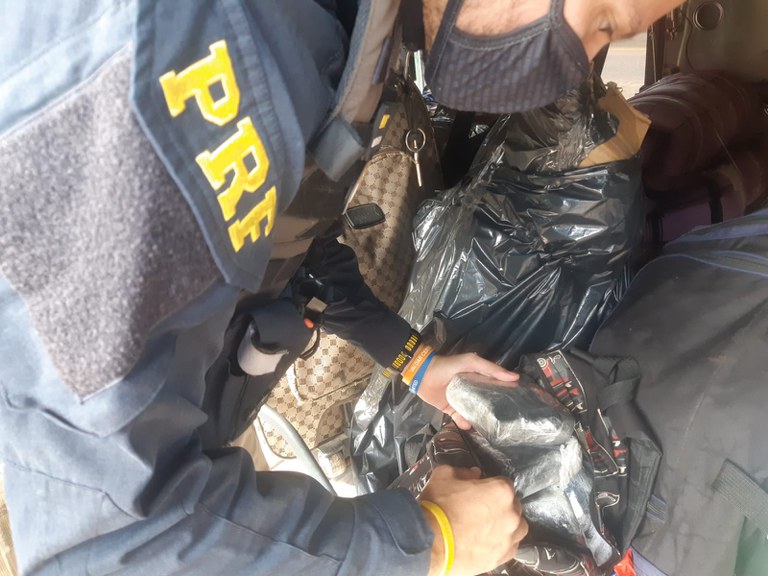 Homem que comprou cocaína em Pontes e Lacerda para revender em Cuiabá acaba preso pela polícia