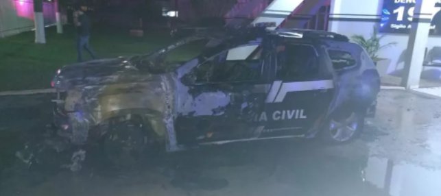 Jovem ateia fogo em viatura e alega que foi agredido por policiais militares em Lucas do Rio Verde￼
