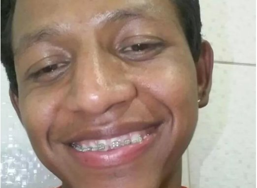Jovem é encontrado morto em casa em MT e namorado suspeito do crime desenhou cruzes com o sangue dele no local￼