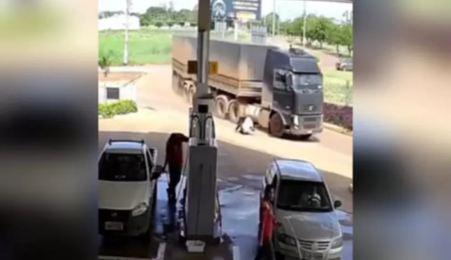 VÍDEO: Caminhoneiro pula de carreta em movimento com as mãos amarradas para escapar de sequestradores em MT￼