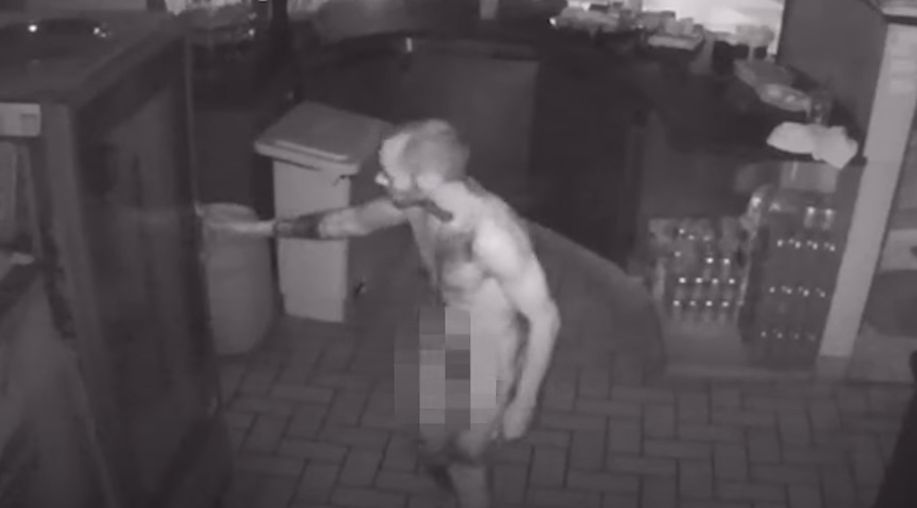Homem invade choperia nu, bebe, come e foge; veja