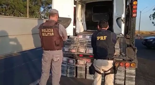 Mais de 200 kg de cocaína são apreendidos dentro de caminhão cegonha