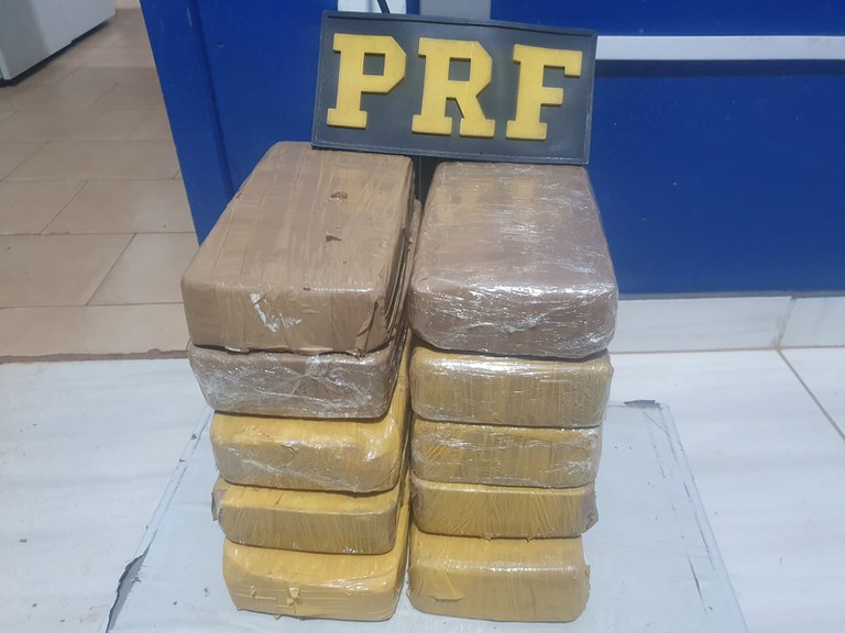 PRF apreende pasta base de cocaína, supermaconha e cigarros