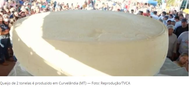 Queijo de duas toneladas é produzido em festa popular para celebrar a produção de leite em Curvelândia